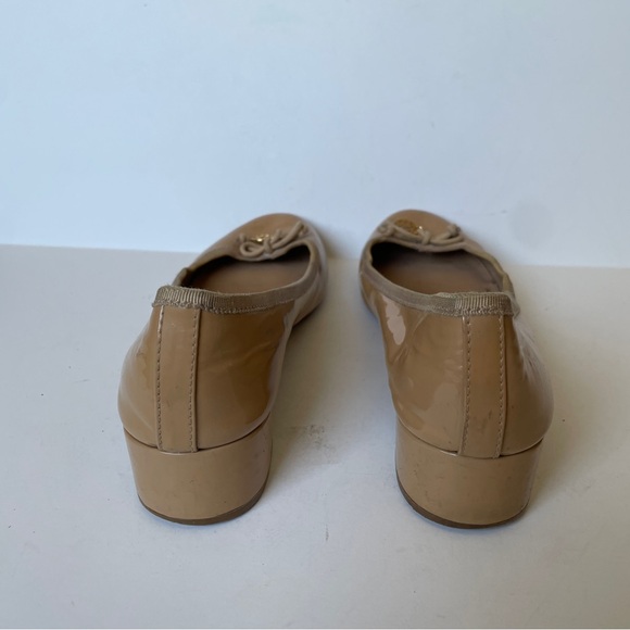 Tory Burch Chelsea Tan Patent Charm Leather Round Toe Bow 7M Heel Pump - Picture 3 of 7